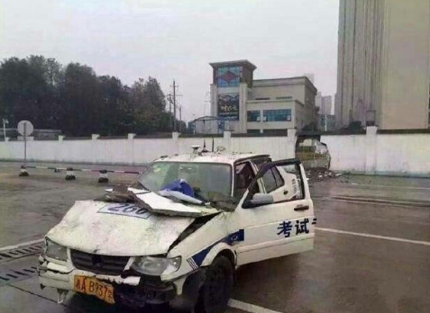 女生考科目二车祸图社会gif搞笑图片