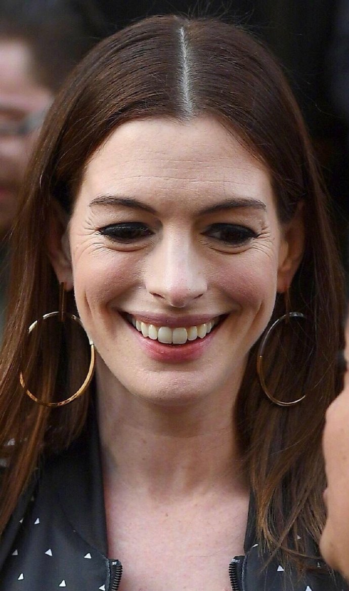 安妮海瑟薇近照社会gif搞笑图片