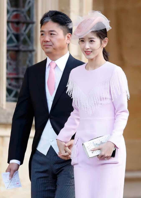 刘强东和章泽天的合照社会gif搞笑图片