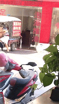 老人进按摩店的动图社会gif搞笑图片