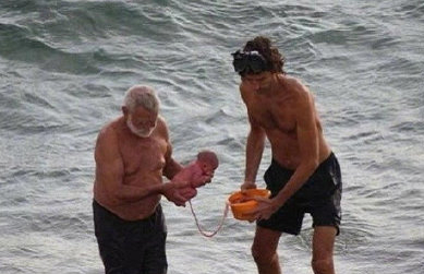 在海里生孩子的图片社会gif搞笑图片