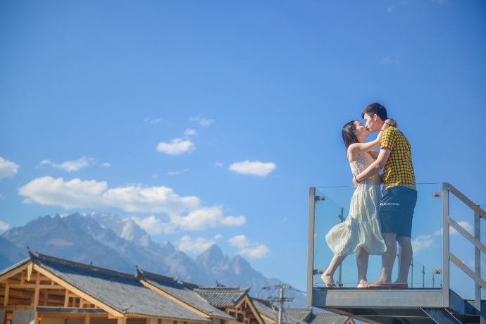 情侣户外拍照姿势图社会gif搞笑图片