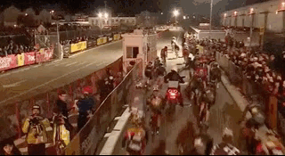 骑自行车比赛的事故动图社会gif搞笑图片