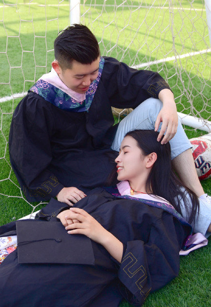 校园情侣毕业照社会gif搞笑图片