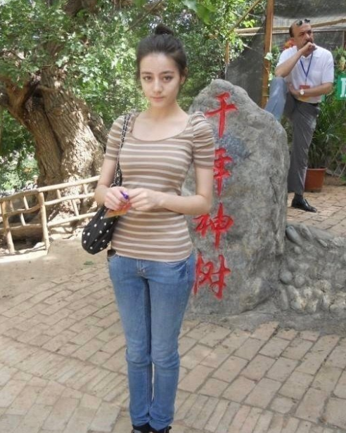 迪丽热巴出道前的照片社会gif搞笑图片