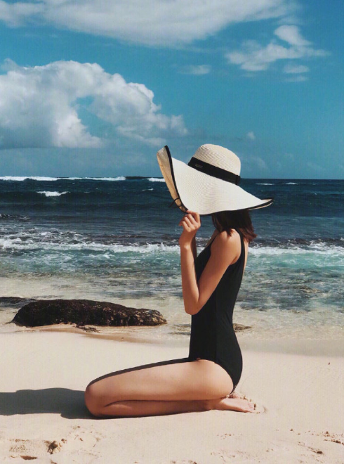 比基尼泳装女生海边拍照技巧姿势get社会gif搞笑图片