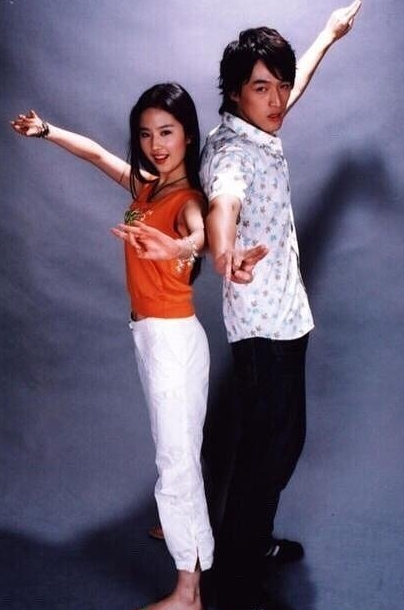 胡歌刘亦菲合照老照片社会gif搞笑图片