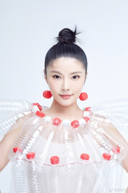 女明星的奇葩穿搭之徐冬冬矿泉水瓶服装社会gif搞笑图片