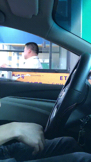 高速收费站的工作人员假笑GIF动图社会gif搞笑图片