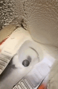 在东北火车上上厕所....社会gif搞笑图片