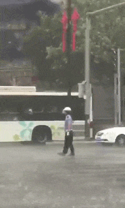 给交警叔叔点赞社会gif搞笑图片