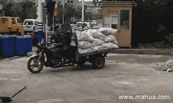 货车司机看到了都得服你社会gif搞笑图片