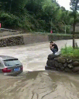 蹲下思考人生社会gif搞笑图片