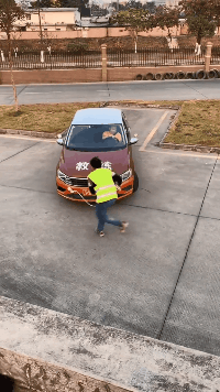 教练被逼成这样了你在不进那就没办法了社会gif搞笑图片