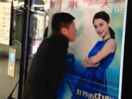 电梯那位大哥估计人都吓蒙了，哈哈！！社会gif搞笑图片