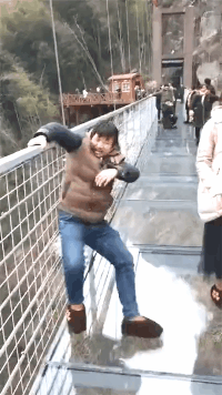 小伙走天桥太怂，朋友跑来拉着走...社会gif搞笑图片