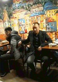 兄弟你偷东西偷到警察头上了社会gif搞笑图片