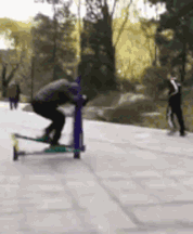 哇哦！这走位，这速度，不一般呀！社会gif搞笑图片