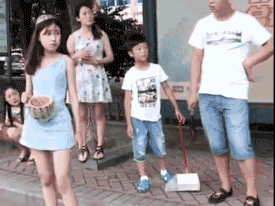 小姐姐你这吃法跟谁学的呀社会gif搞笑图片