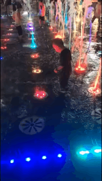 猝不及防的喷泉社会gif搞笑图片