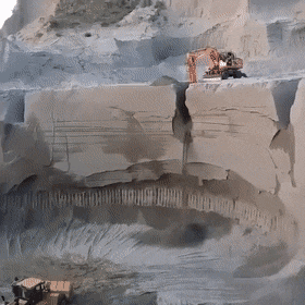 看来挖机不仅是个技术活，还要勇气社会gif搞笑图片