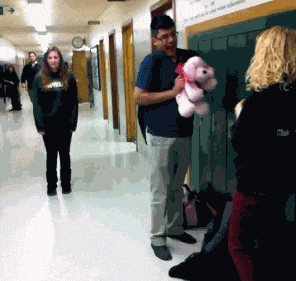 还tm秀！我让你秀恩爱社会gif搞笑图片