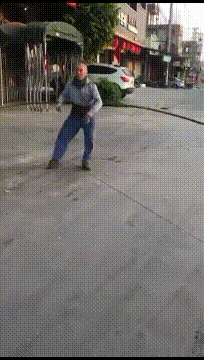 大爷：当我拿起这个圈时，这条街都是我的社会gif搞笑图片