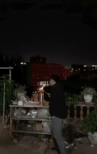 哥们，鞭炮是好玩，就是有点费电社会gif搞笑图片