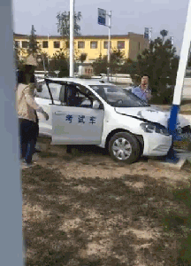 小姐姐这车让你撞的也是可以社会gif搞笑图片