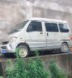 这样子停车，敢问谁能够做到社会gif搞笑图片