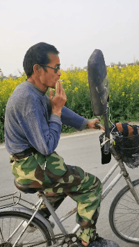 大爷这后视镜是真的大社会gif搞笑图片