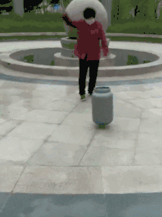 你们见过耍驼罗的，见过耍煤气罐的没有社会gif搞笑图片