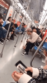 小伙子瞬间感觉成就感爆棚社会gif搞笑图片