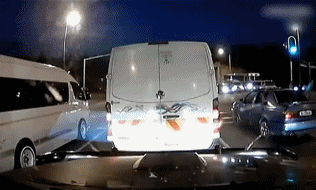 死神与我擦肩而过社会gif搞笑图片