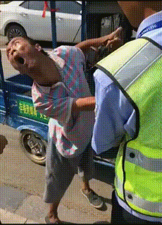 大叔被交警抓了就用常用招式社会gif搞笑图片