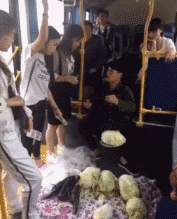这是什么鬼，摆地摊摆到公交车上了社会gif搞笑图片