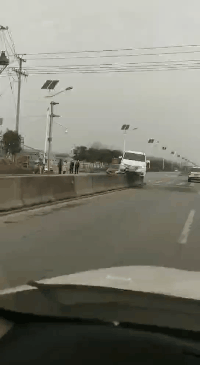 这车主估计才从秋名山下来，还没反应过来社会gif搞笑图片