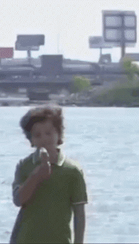 为了抢冰淇淋居然开飞机来社会gif搞笑图片