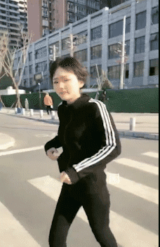 小姐姐这么嚣张这么自信社会gif搞笑图片