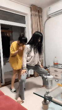 关键时刻还得闺蜜出手社会gif搞笑图片