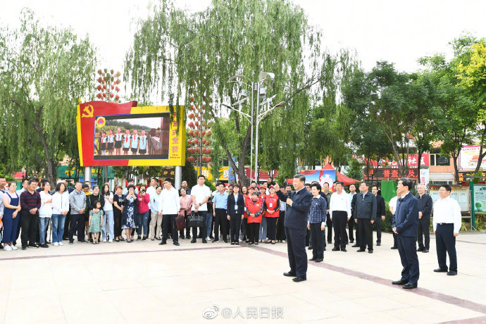 习近平为社区志愿者点赞社会gif搞笑图片