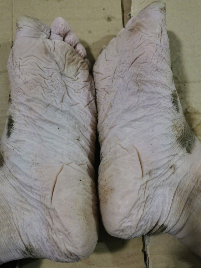 连续奋战30余小时后，消防员的脚已经起皱发白。感谢你们的守护，社会gif搞笑图片