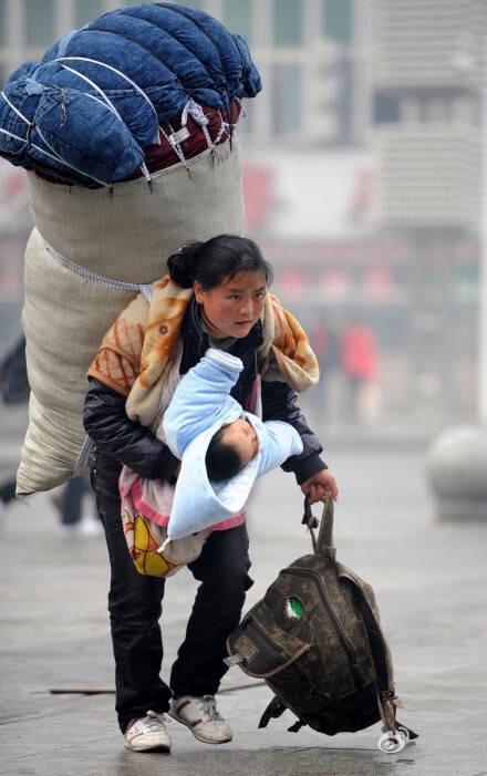 最初我们来到这个世界，是因为不得不来；最终我们离开这个世界，社会gif搞笑图片