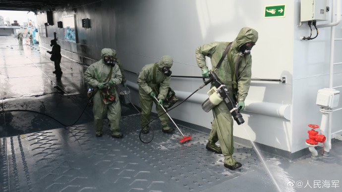 【防毒消毒，他们是专业的】社会gif搞笑图片