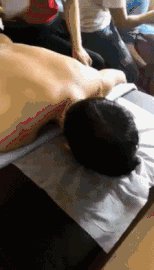 姑娘的刀法很稳社会gif搞笑图片