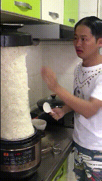 大哥差点把厨房给炸了社会gif搞笑图片