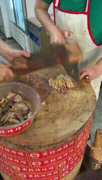 我真担心大娘的手社会gif搞笑图片