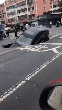 车突然就掉坑里了社会gif搞笑图片