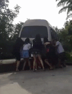 一个女汉子可能推不动，可以一群就不一样了社会gif搞笑图片