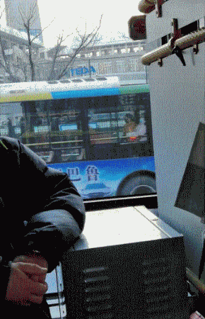 羽绒服买大点的好处社会gif搞笑图片